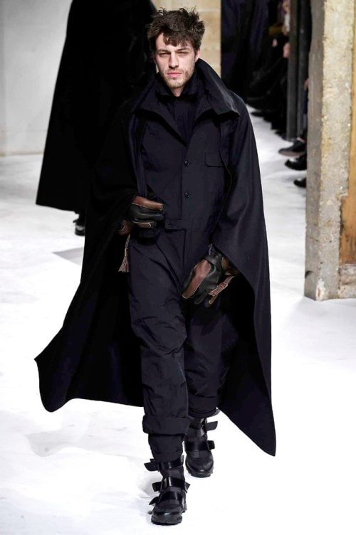 力強さと芸術性が共存する Yohji Yamamoto の2017年秋冬コレクション