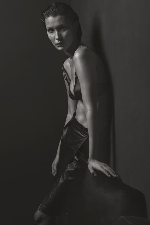 人気モデルのベラ・ハディッドがヌード姿を披露