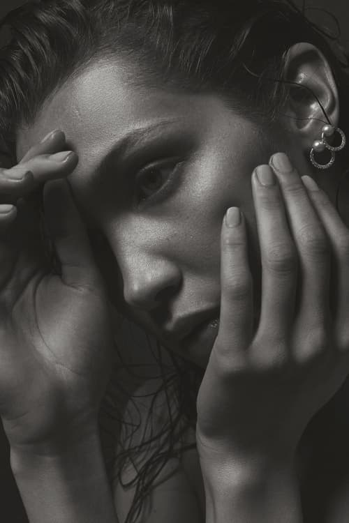 人気モデルのベラ・ハディッドがヌード姿を披露