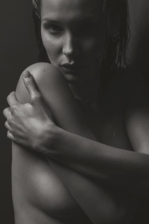 人気モデルのベラ・ハディッドがヌード姿を披露