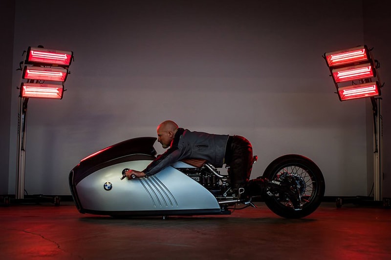 BMW K75 をカスタムした流線型バイク “Alpha”