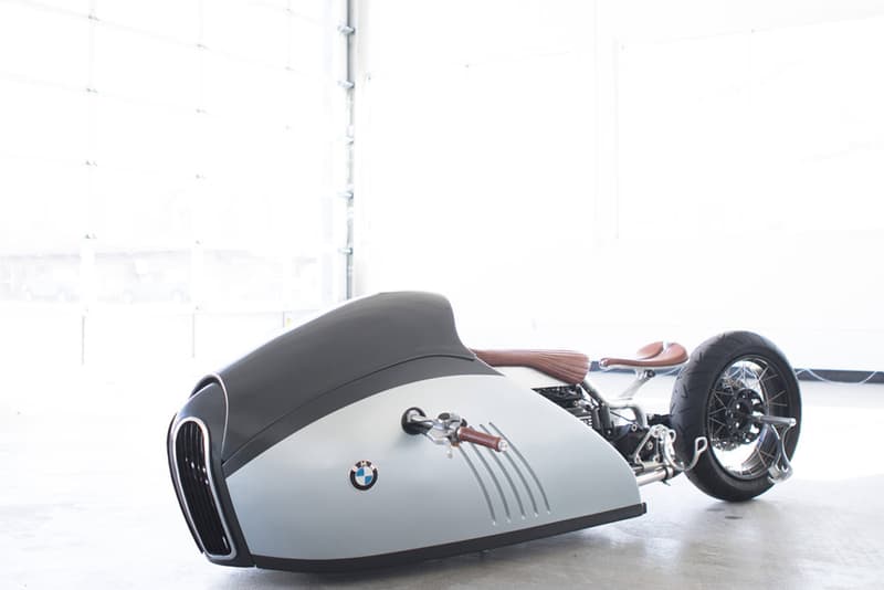 BMW K75 をカスタムした流線型バイク “Alpha”