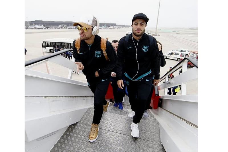 ネイマールがゴールドの Supreme x Nike Air More Uptempo を着用して移動