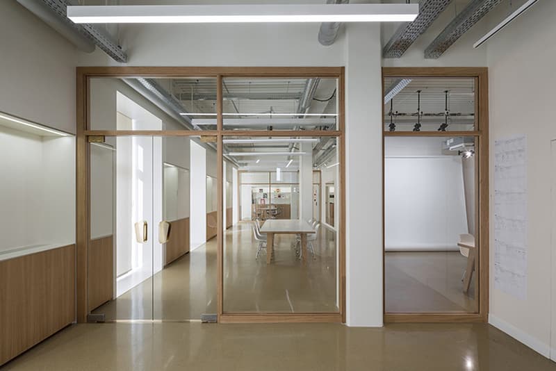 パリに拠点を置く Uniqlo U のデザインスタジオ兼ショールームの内側をご紹介