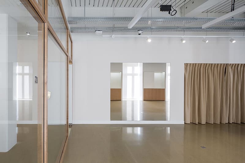 パリに拠点を置く Uniqlo U のデザインスタジオ兼ショールームの内側をご紹介