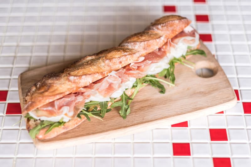 ジューシーなモッツァレラサンドイッチショップ Mmmozza が日本初上陸