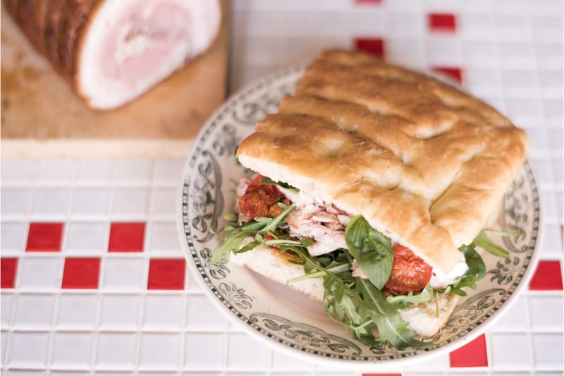 ジューシーなモッツァレラサンドイッチショップ Mmmozza が日本初上陸