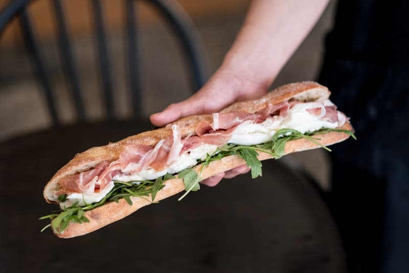 ジューシーなモッツァレラサンドイッチショップ Mmmozza が日本初上陸