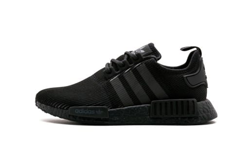 大人気の adidas NMD_R1 “Triple Black” がリブ素材仕様となって登場