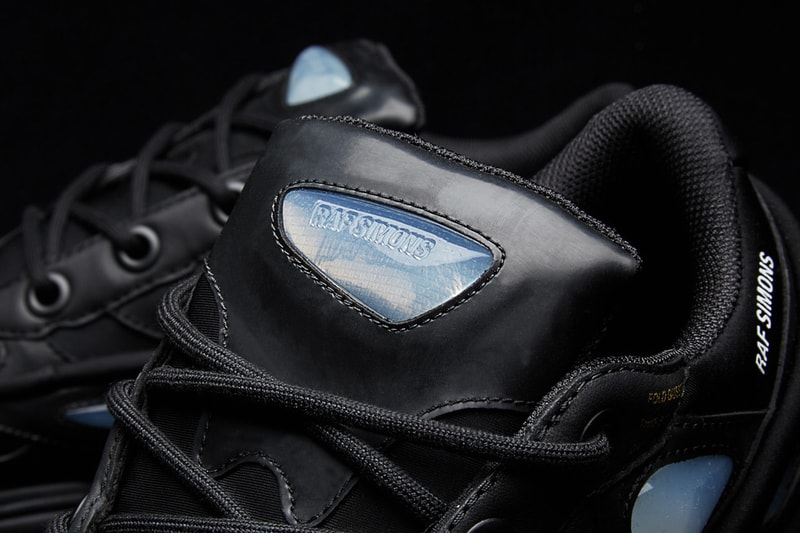 adidas by Raf Simons のタッグよりブラックカラーの Ozweego Bunny が登場 90年代のスポーツシューズを思わせるクールな1足