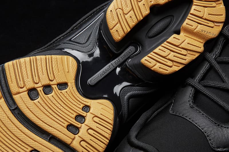 adidas by Raf Simons のタッグよりブラックカラーの Ozweego Bunny が登場 90年代のスポーツシューズを思わせるクールな1足