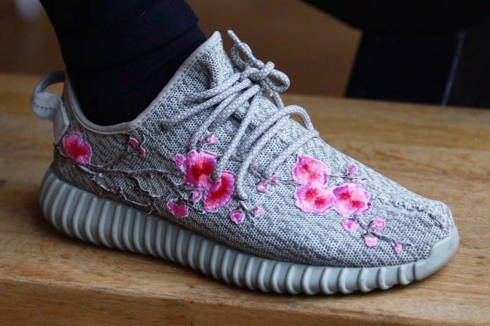 桜の刺繍が施されたカスタム YEEZY BOOST 350 が登場