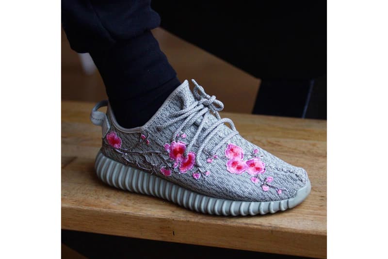 桜の刺繍が施されたカスタム YEEZY BOOST 350 が登場
