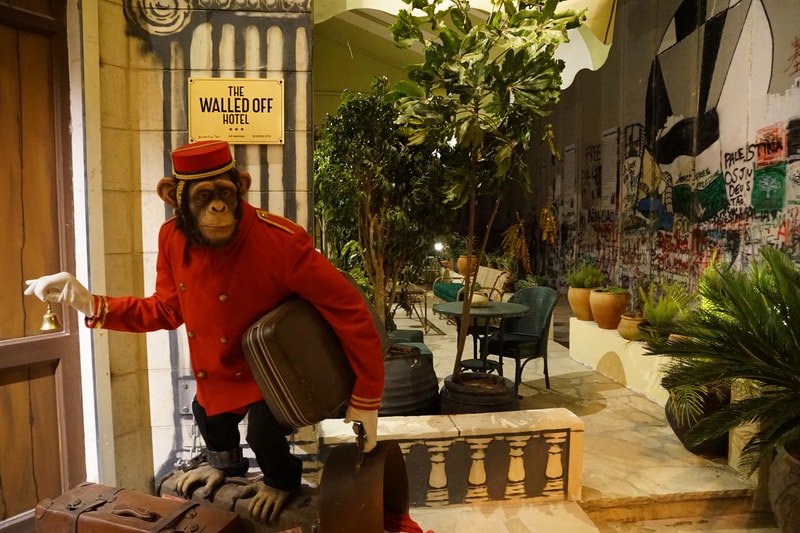 バンクシーがパレスチナ自治区内にオープンする『The Walled Off Hotel』の館内が公開