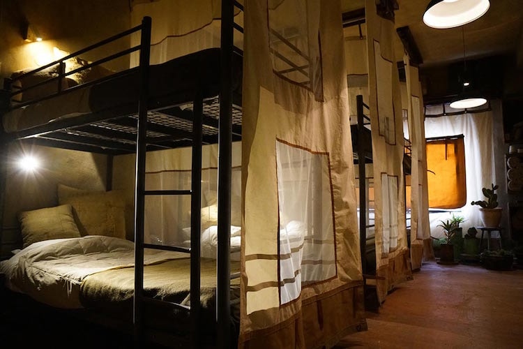 バンクシーがパレスチナ自治区内にオープンする『The Walled Off Hotel』の館内が公開