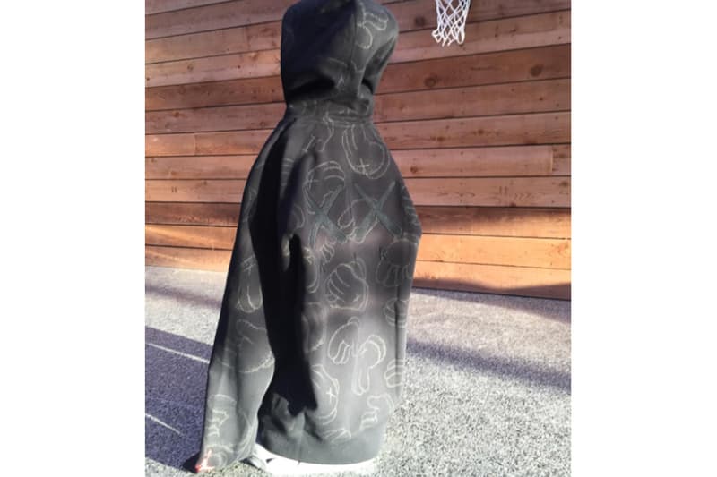 KAWS x Jordan Brand はアパレルの展開も？