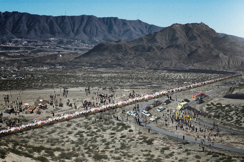 No-To-Scale Studioがメキシコ国境の壁を3144kmのダイニングテーブルでイメージ