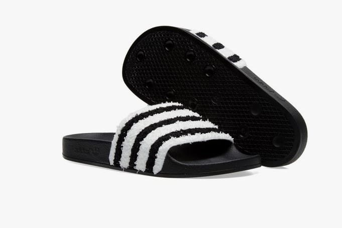 バンド部分に遊びを効かせた adidas Adilette は今夏の必需品