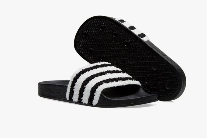 バンド部分に遊びを効かせた adidas Adilette は今夏の必需品