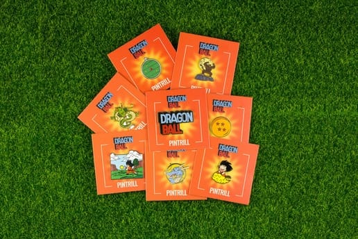PINTRILL から『ドラゴンボール』と『Dr.スランプアラレちゃん』のピンバッチコレクションが登場