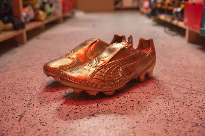 “Mr. PUMA” の異名を持つヘルムート・フィッシャーが案内する PUMA のアーカイブ保管室