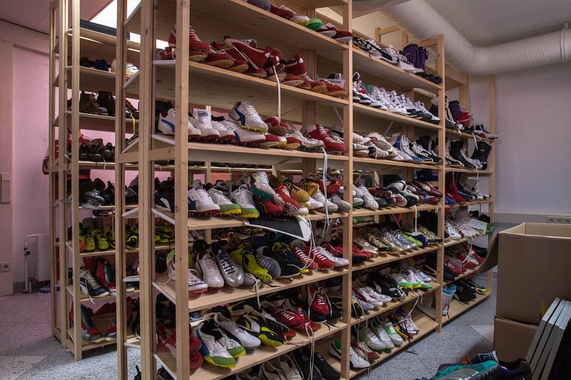 “Mr. PUMA” の異名を持つヘルムート・フィッシャーが案内する PUMA のアーカイブ保管室