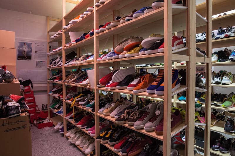 “Mr. PUMA” の異名を持つヘルムート・フィッシャーが案内する PUMA のアーカイブ保管室