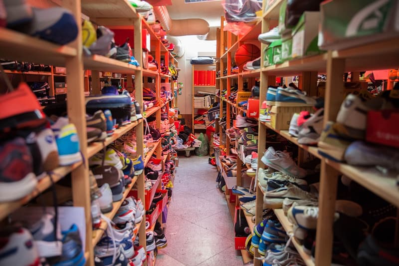 “Mr. PUMA” の異名を持つヘルムート・フィッシャーが案内する PUMA のアーカイブ保管室