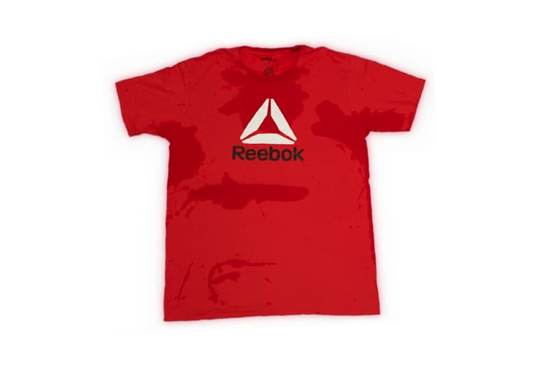 Reebok が ネットで炎上した汚れ付きジーンズを皮肉った“汗ジミ”付きTシャツを発売