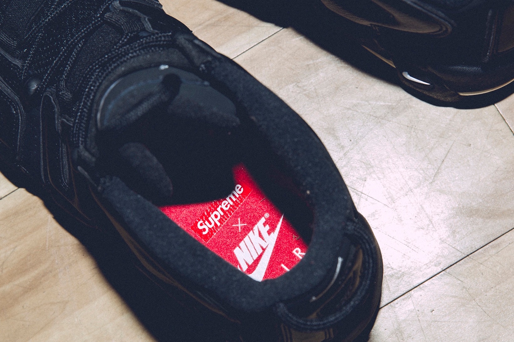 靴紐からインソールまで Supreme x Nike Air More Uptempo の詳細画像