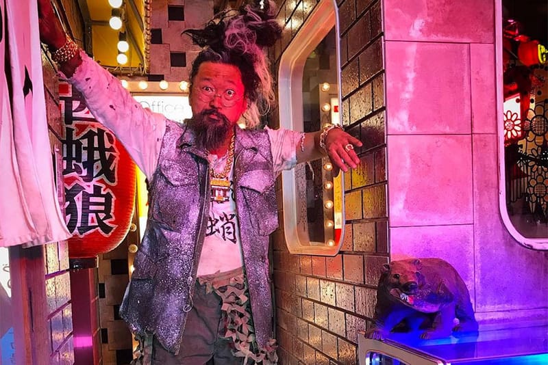 現代アートの巨匠・村上隆が adidas YEEZY BOOST 350 V2をサンダルへと変身させた