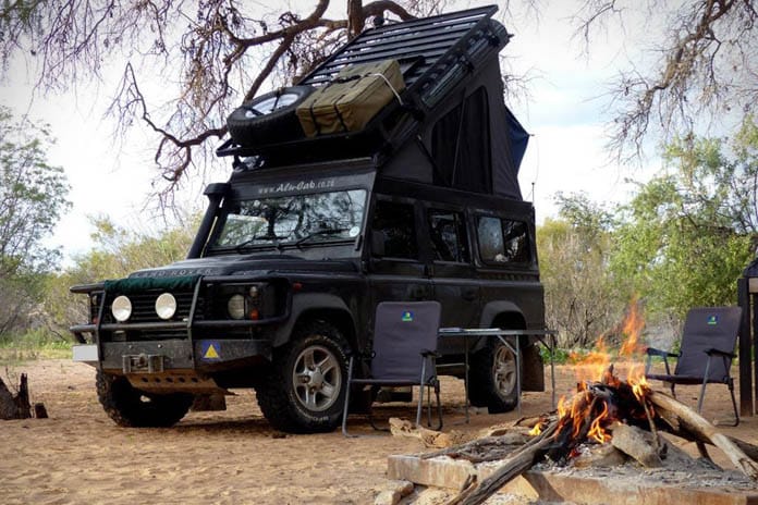 ルーフトップを改造したキャンプ仕様の Land Rover Defender