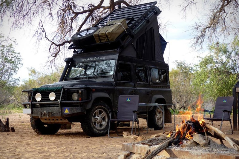 ルーフトップを改造したキャンプ仕様の Land Rover Defender ランドローバー・ディフェンダー