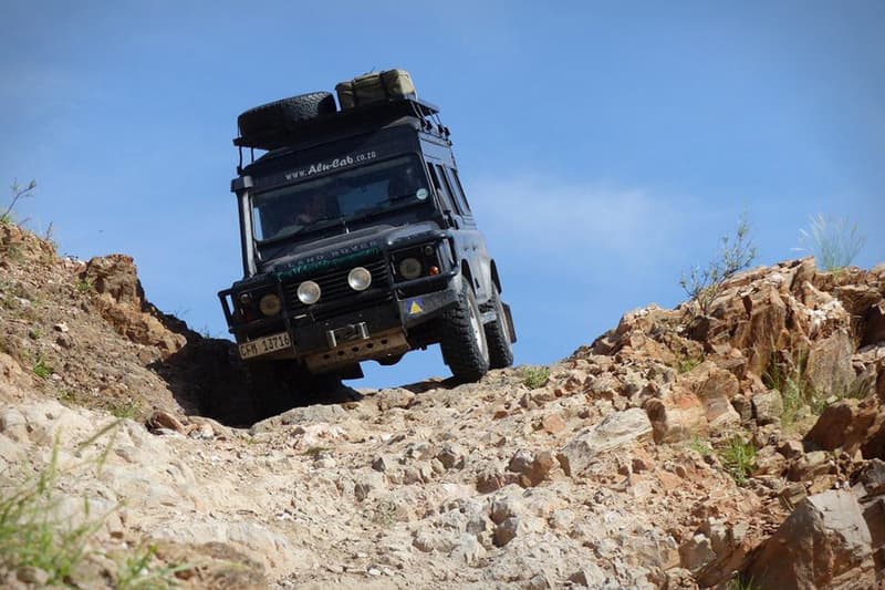 ルーフトップを改造したキャンプ仕様の Land Rover Defender ランドローバー・ディフェンダー
