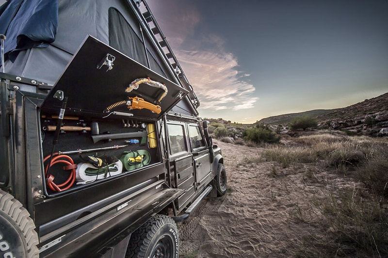 ルーフトップを改造したキャンプ仕様の Land Rover Defender ランドローバー・ディフェンダー