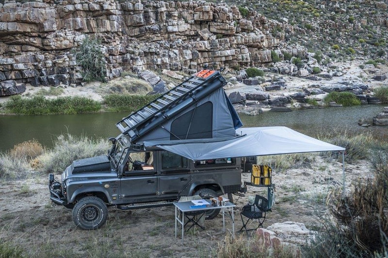 ルーフトップを改造したキャンプ仕様の Land Rover Defender ランドローバー・ディフェンダー