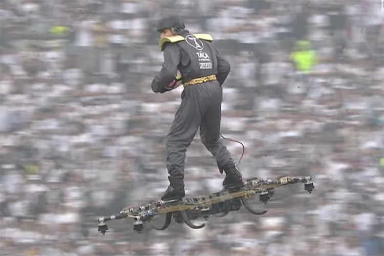 ドローンに乗った人間が空を飛び、サッカーボールを運ぶ!?