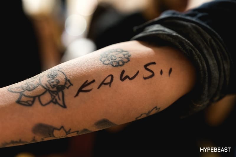 NYで行われたKAWS本人によるKAWS x Peanuts x Uniqloのサイニングイベントの様子をチェック