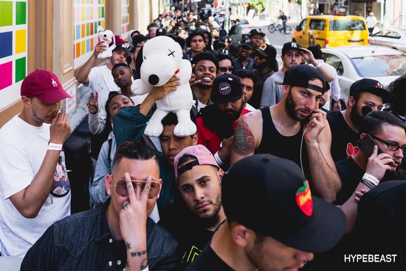 NYで行われたKAWS本人によるKAWS x Peanuts x Uniqloのサイニングイベントの様子をチェック