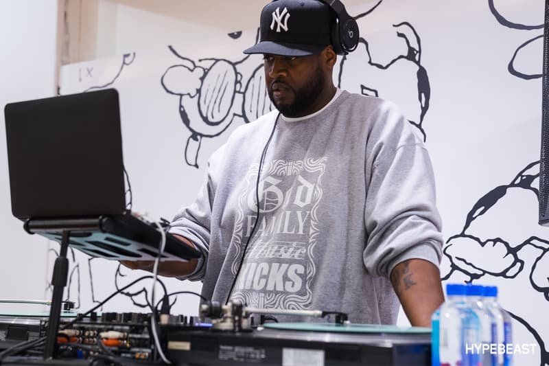 NYで行われたKAWS本人によるKAWS x Peanuts x Uniqloのサイニングイベントの様子をチェック