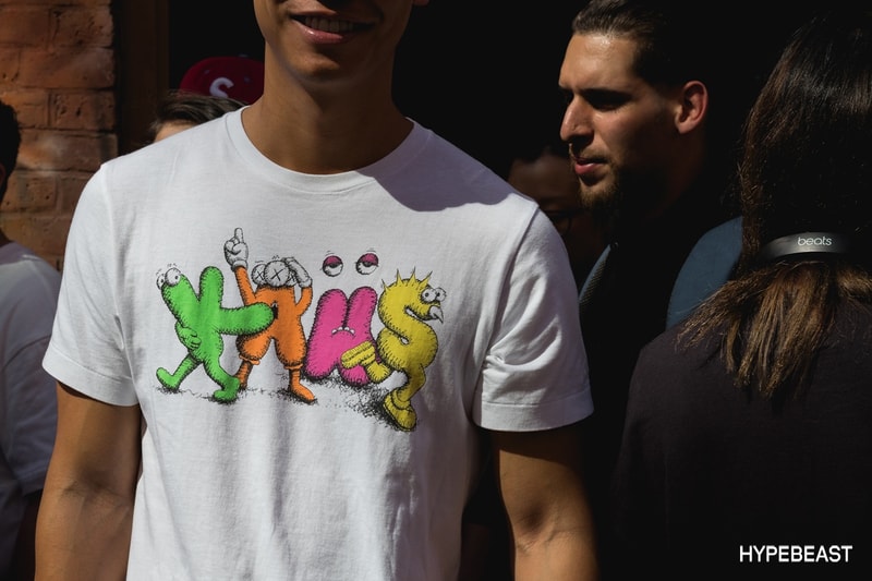NYで行われたKAWS本人によるKAWS x Peanuts x Uniqloのサイニングイベントの様子をチェック