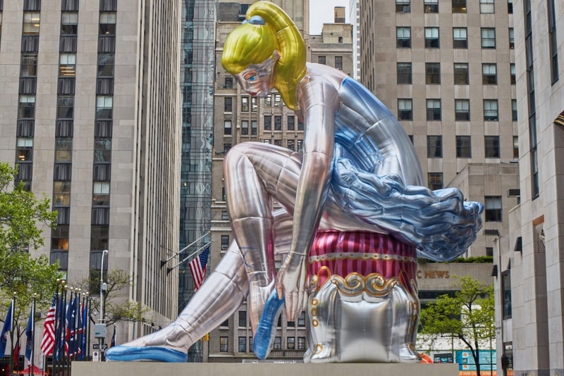 現代美術家のジェフ・クーンズがNYの街中に設置した巨大なバルーンアート “2017 Seated Ballerina”