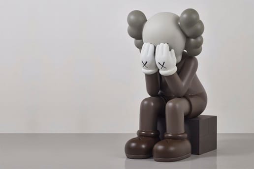 KAWS が手掛けた座っているコンパニオンの彫像が約4,566万円で落札される
