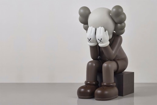 KAWS が手掛けた座っているコンパニオンの彫像が約4,566万円で落札される