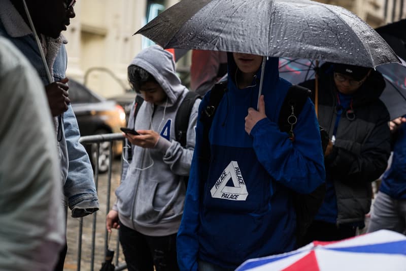 警察の到着前に Palace NYC 店オープンに並んだファン達は何を着ていた?