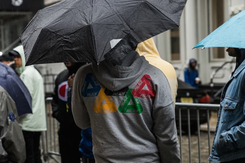 警察の到着前に Palace NYC 店オープンに並んだファン達は何を着ていた?