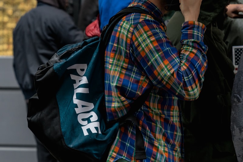 警察の到着前に Palace NYC 店オープンに並んだファン達は何を着ていた？