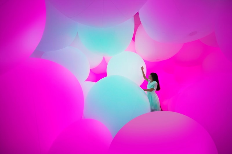 teamLab がシンガポールにて触ると変色する“teamLabBall”を用いた展示会を開催