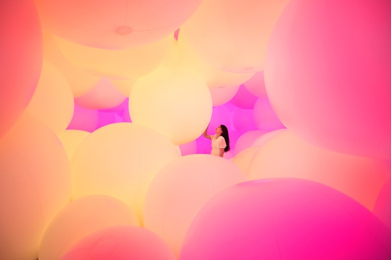 teamLab がシンガポールにて触ると変色する“teamLabBall”を用いた展示会を開催
