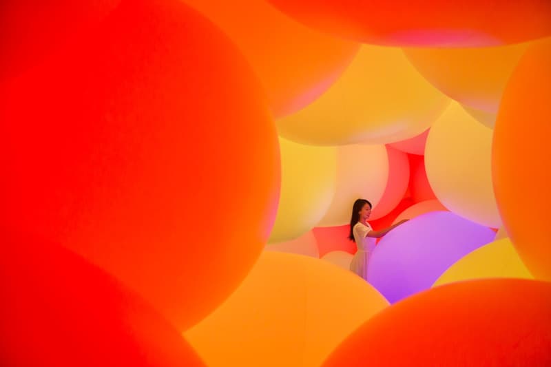 teamLab がシンガポールにて触ると変色する“teamLabBall”を用いた展示会を開催